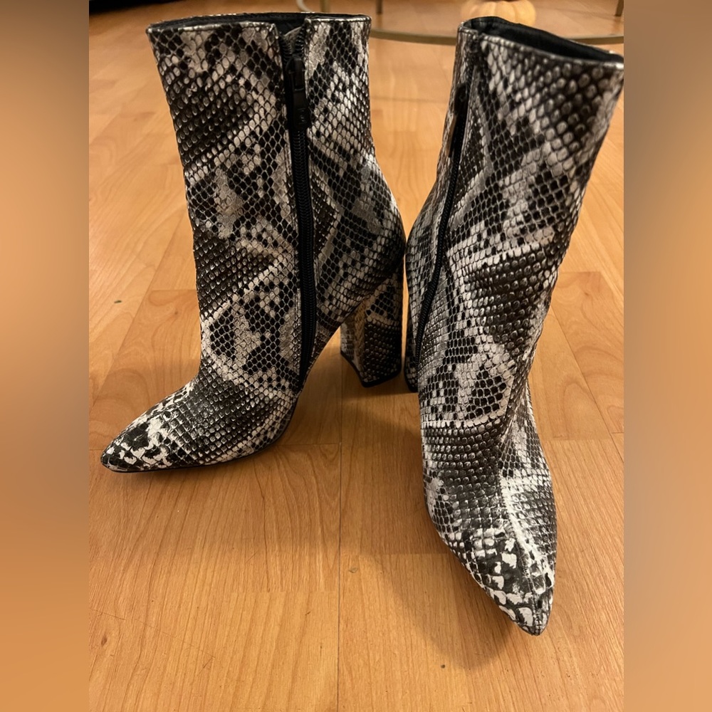 Womens Pointed Ankle Boots With Block Heels In Snake Print Bootie